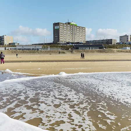 Beachhotel By Center Parcs 호텔 4*